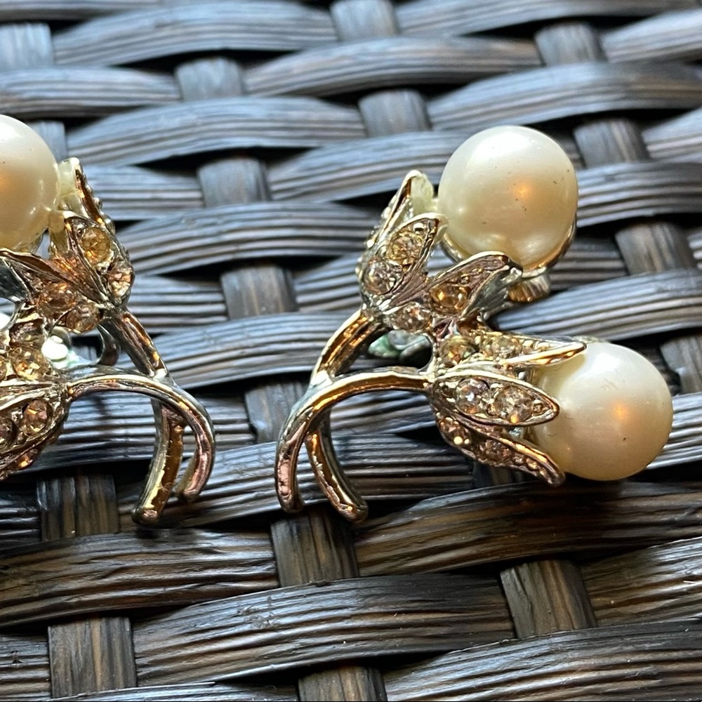 Vintage plated fake pearl earring. white metal clips